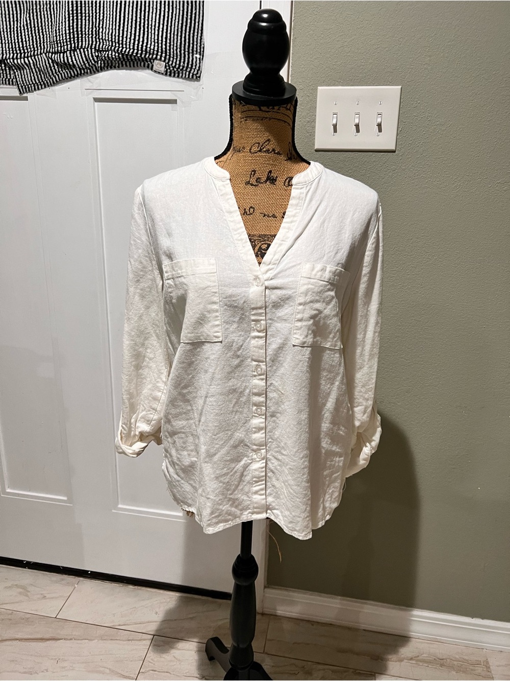 Nine West Women’s Drapey Button Down V Neck White Shirt Linen Size Small